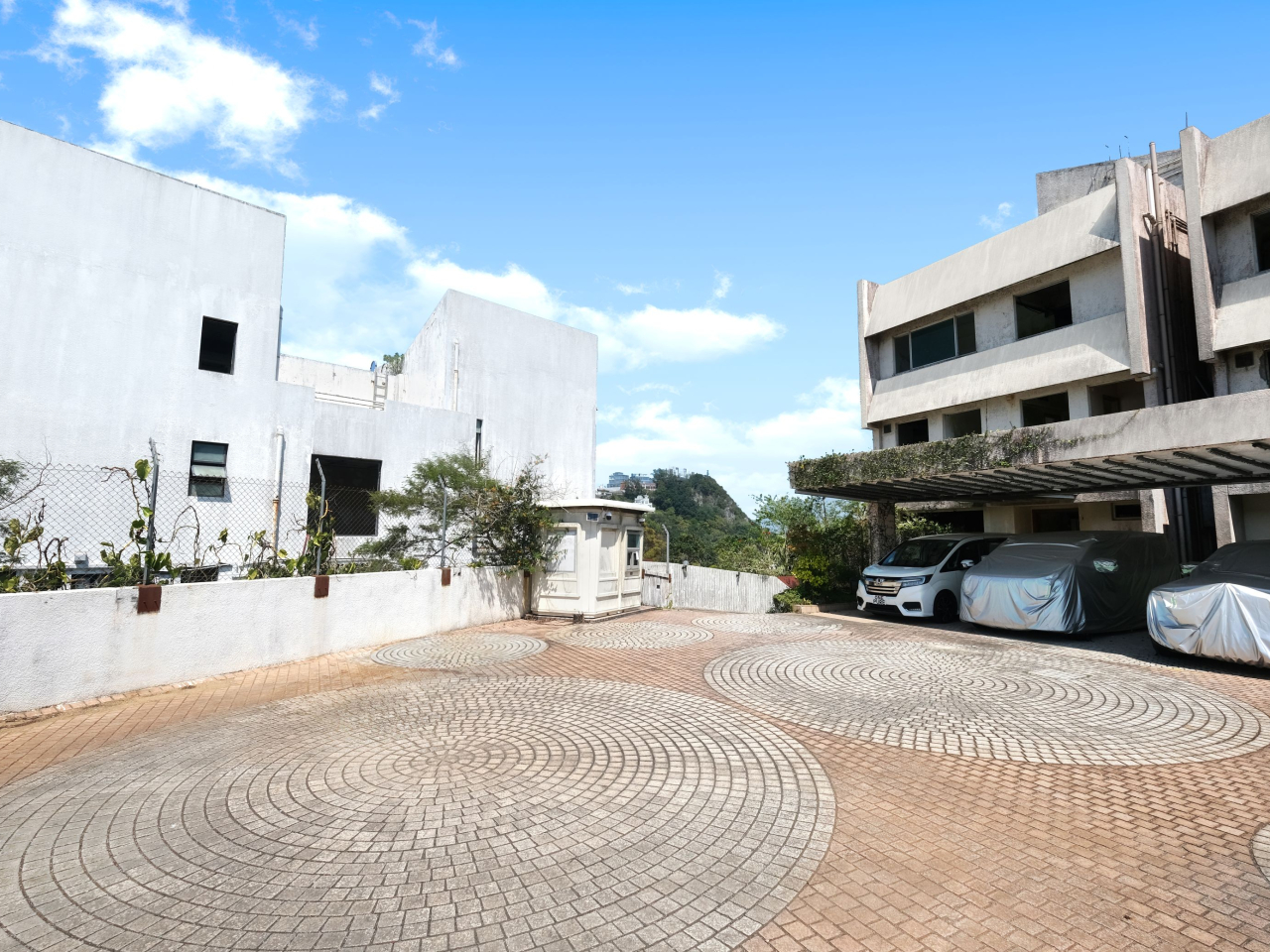 山頂道86、88及90號兩幅相連獨立地皮招標出售，合併地盤面積逾2.86萬平方呎。（代理提供）