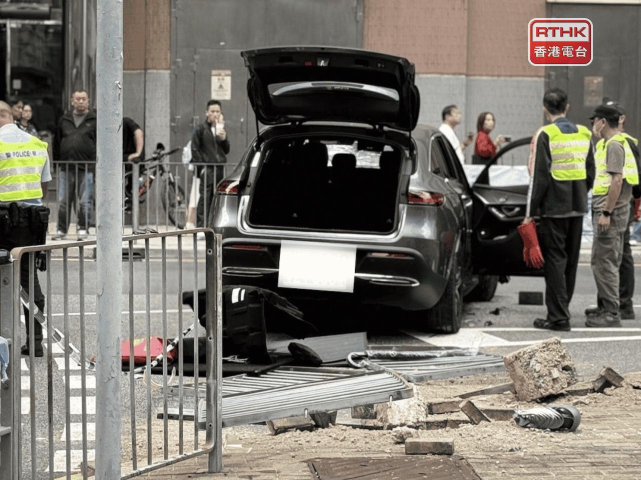 九龍灣發生交通意外，一輛私家車剷上行人路，至少9人受傷全送往伊利沙伯醫院救治。（盧紫菁攝）