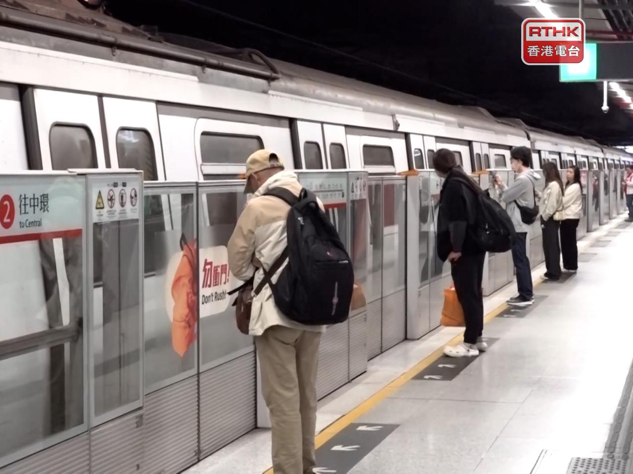 港鐵表示，今日荃灣綫新信號系統投入服務的首個上班日運作大致暢順。（施華駿攝）