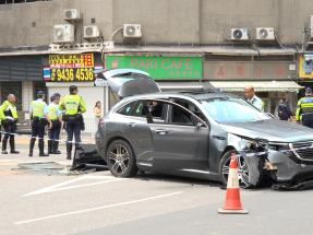九龍灣有私家車剷上行人路9人受傷　75歲男司機被捕