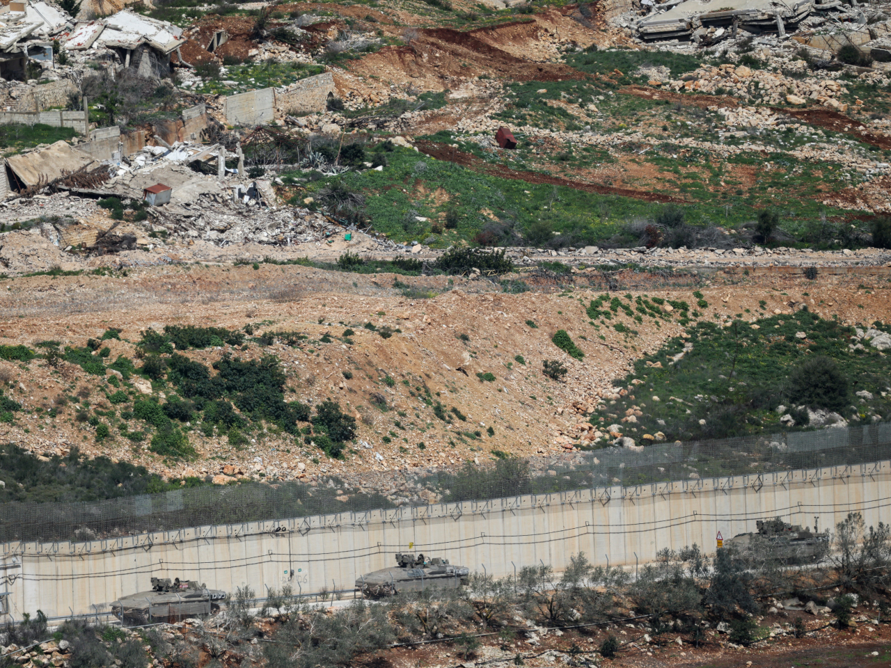 以軍說，對黎巴嫩南部的真主黨主要據點展開有限地面行動。（路透社）