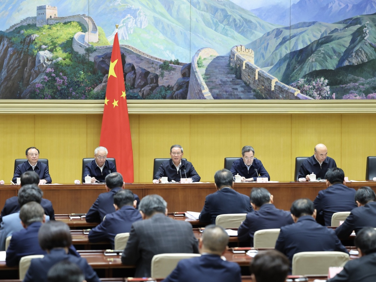 李強在北京主持召開國務院全體會議。（新華社）