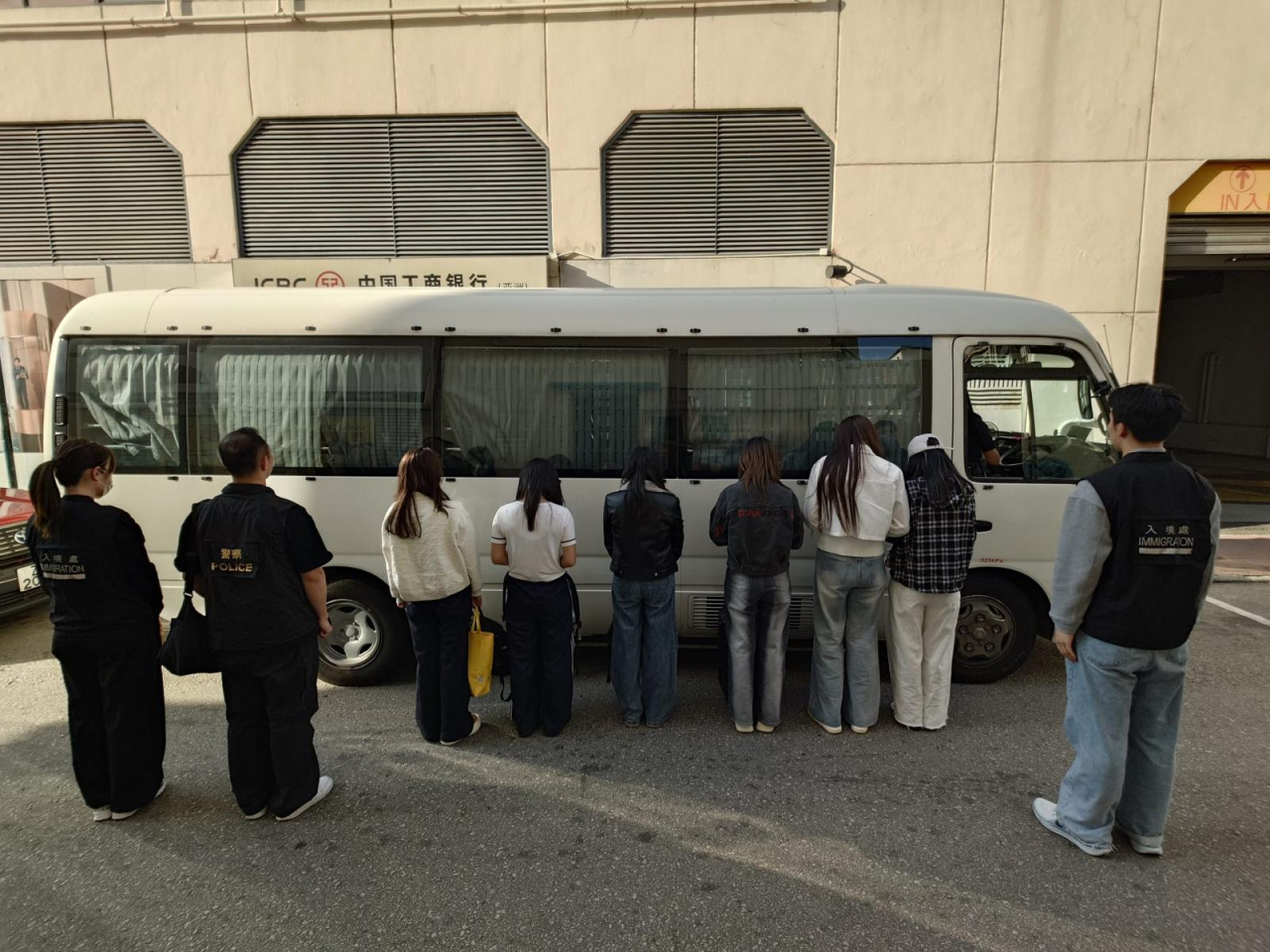 警方聯同入境處打擊非法賣淫活動，拘捕11名內地女子。（警方圖片）