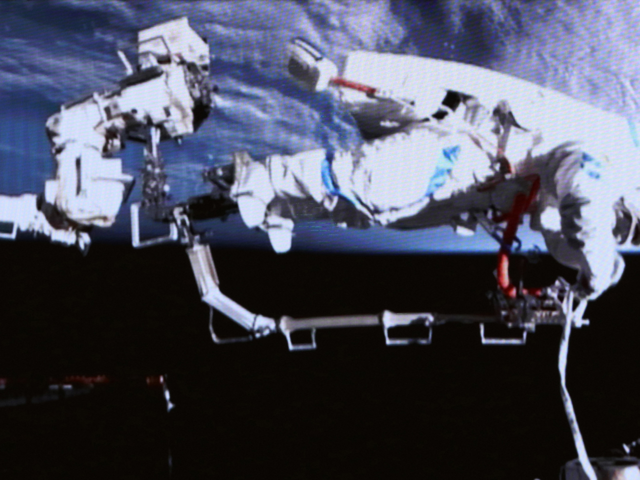 北京航天飛行控制中心屏幕上拍攝的神舟二十一號乘組航天員工作的畫面。（新華社）