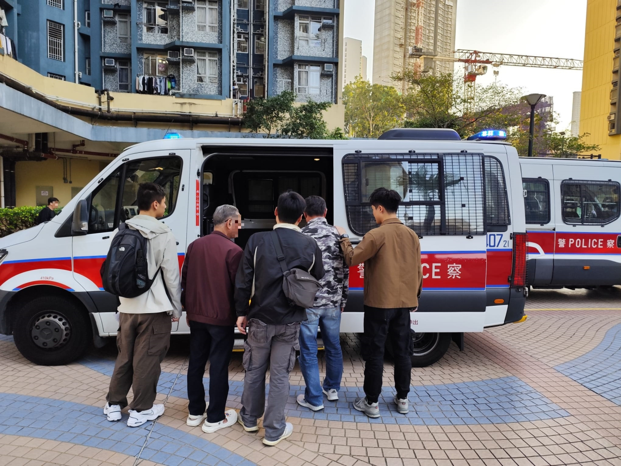 警方在葵涌邨一帶打擊非法街頭賭博，拘捕4名本地男子。（警方圖片）