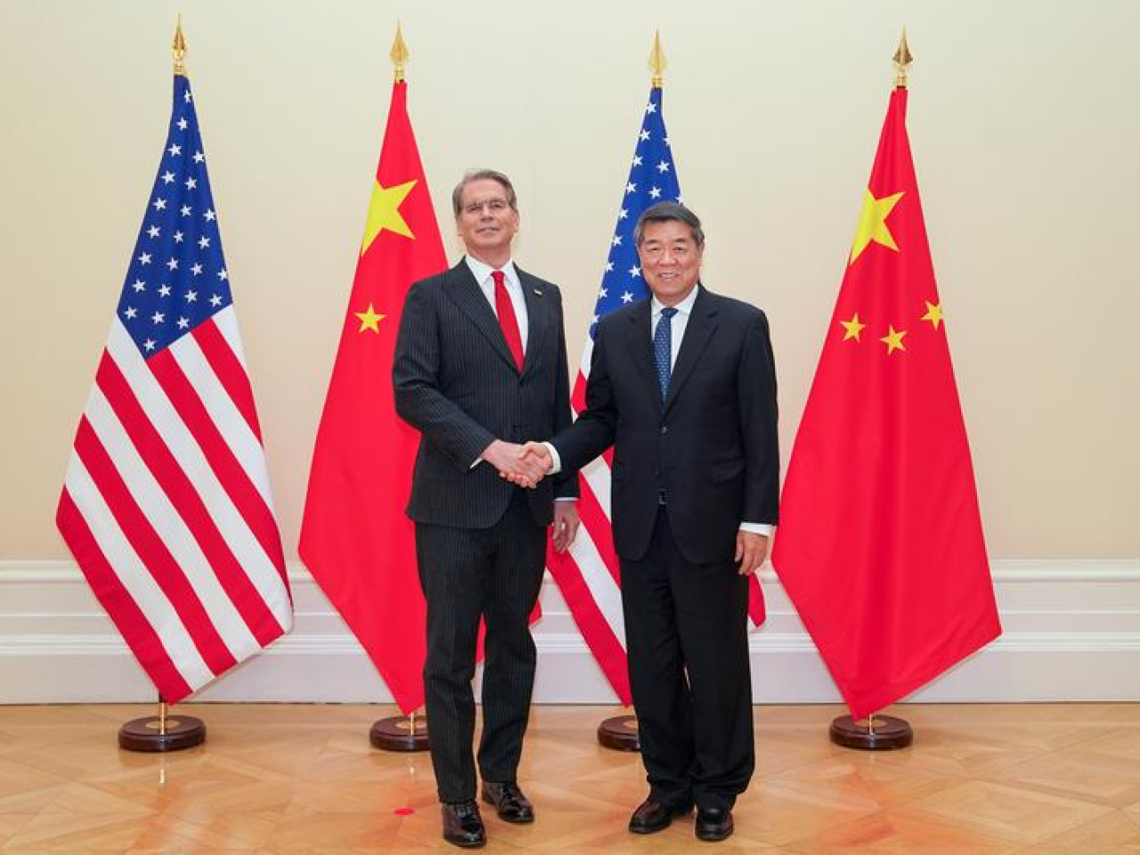 何立峰與美國財長貝森特握手。（新華社）