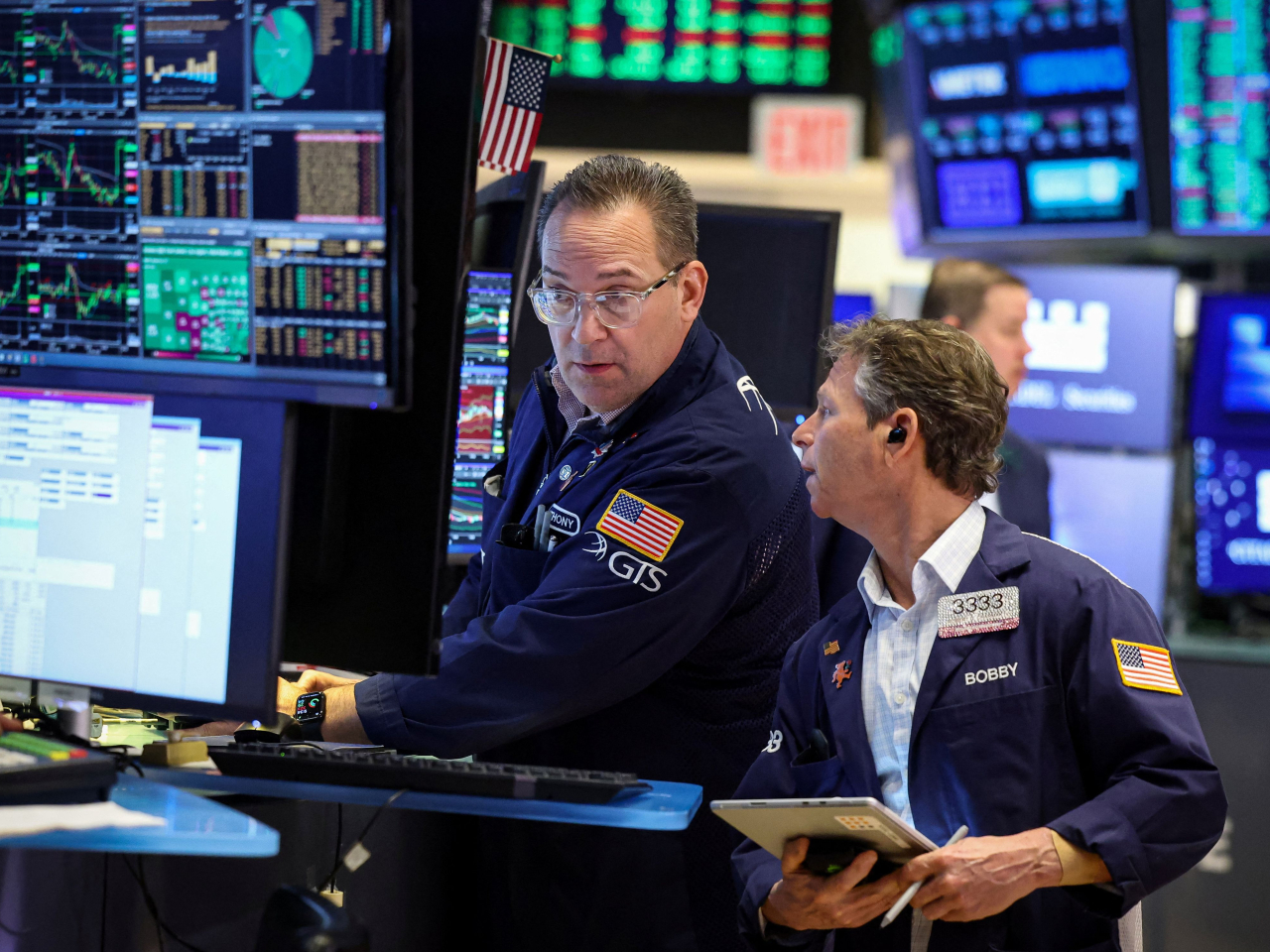 美股3大指數反彈近1%或以上，道指未能企穩47000點關口。（路透社）