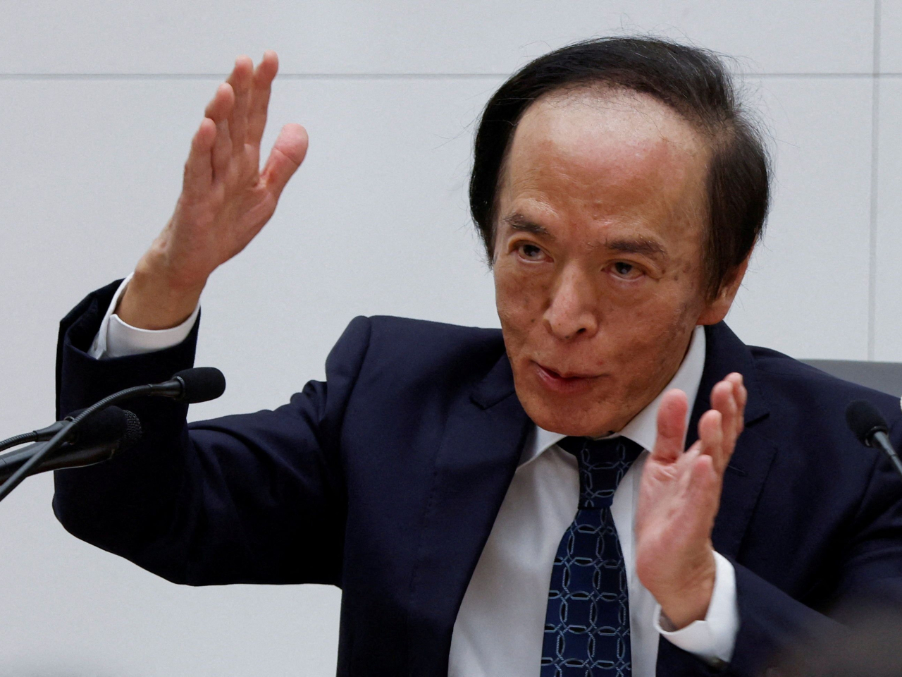 植田和男稱企業將原材料及勞動力成本加幅轉嫁消費者，薪酬及物價正同步溫和上升。（路透社資料圖片）