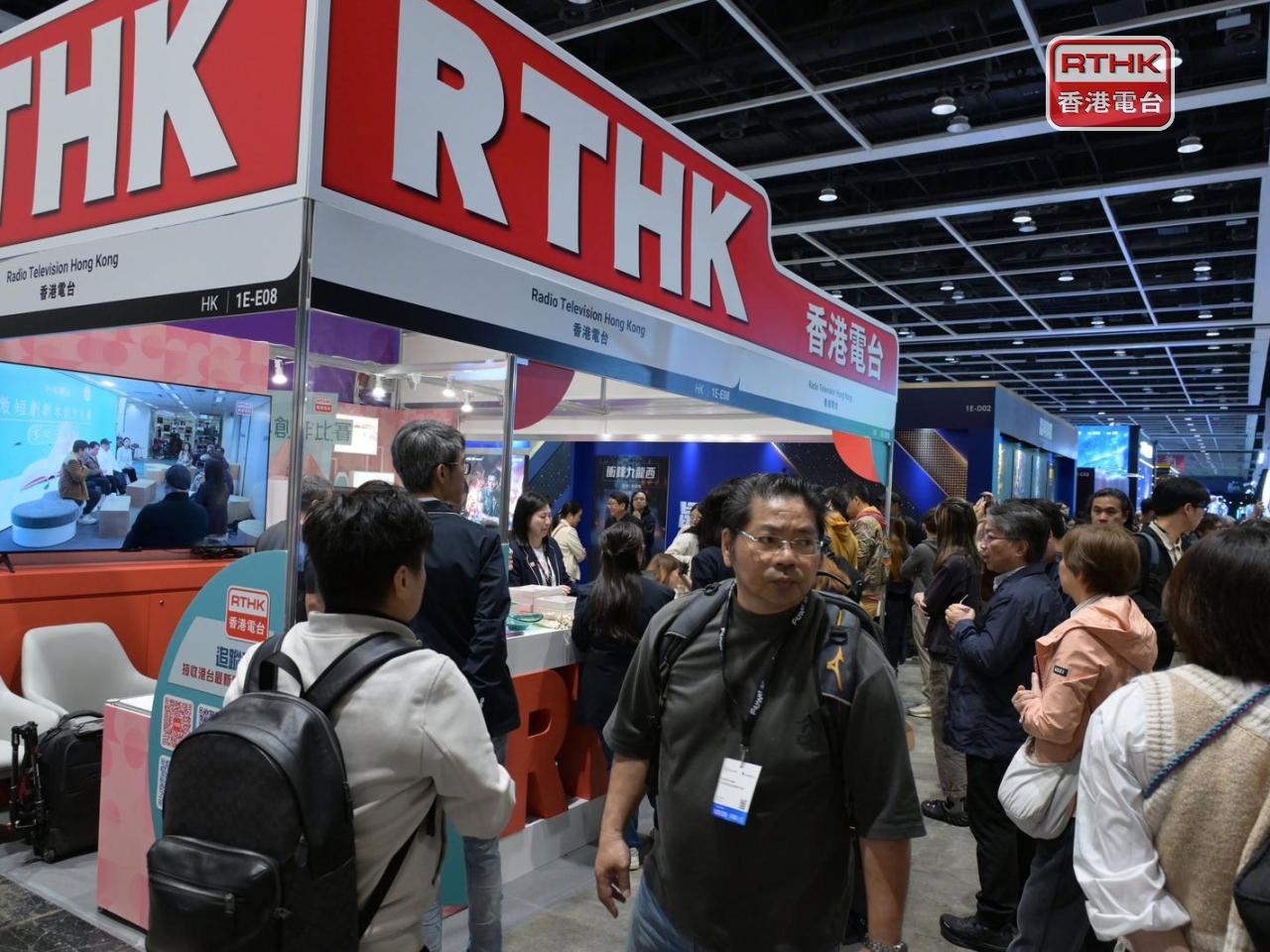 港台在參與影視展期間，向現場的參展商和買家，介紹港台在電視和電台製作方面的多元面貌。（港台提供）