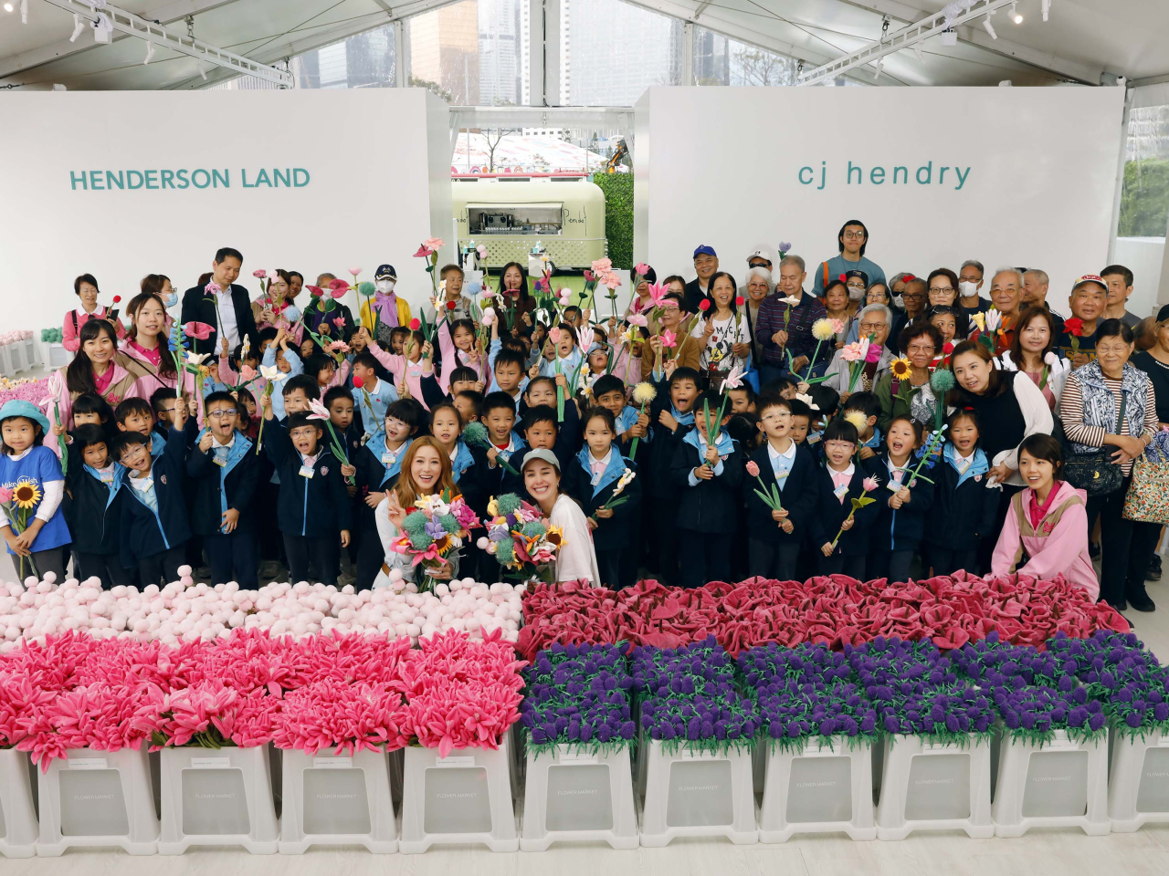 恒基地產主席李家誠太太李徐子淇聯同澳洲藝術家Cj接待到訪的小朋友及長者。（恒基兆業地產提供）