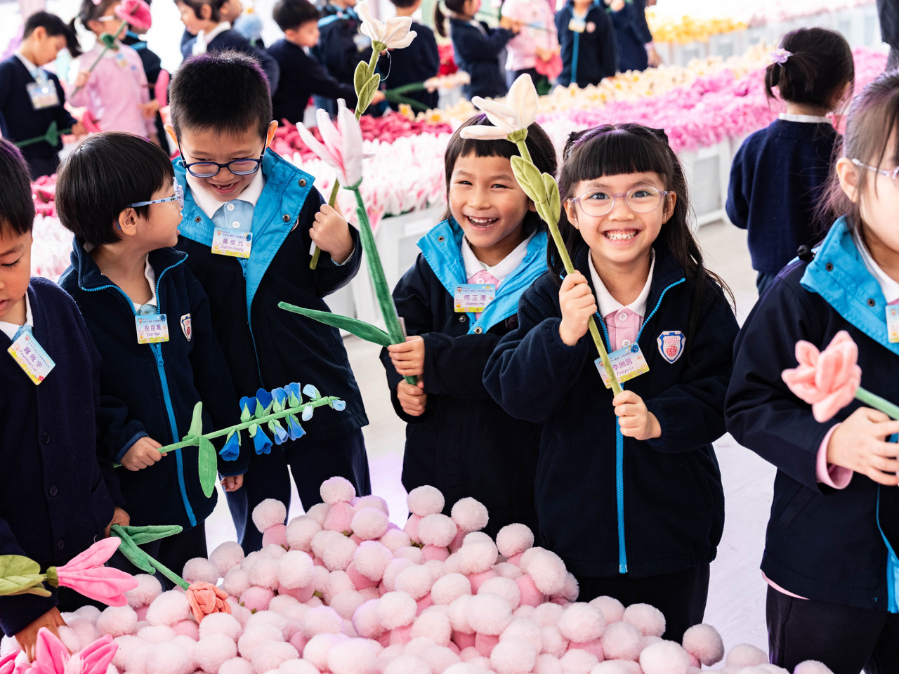 創作人表示，指每一朵毛絨花，都是深思熟慮的設計，捕捉所在地區獨特一面。（恒基兆業地產提供）