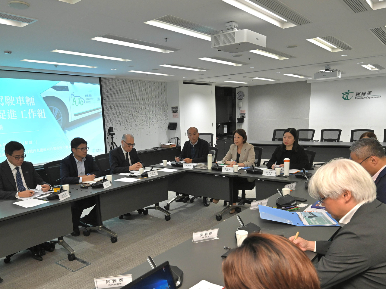 李頌恩（左五）主持自動駕駛車輛應用促進工作組首次會議。（政府新聞處）