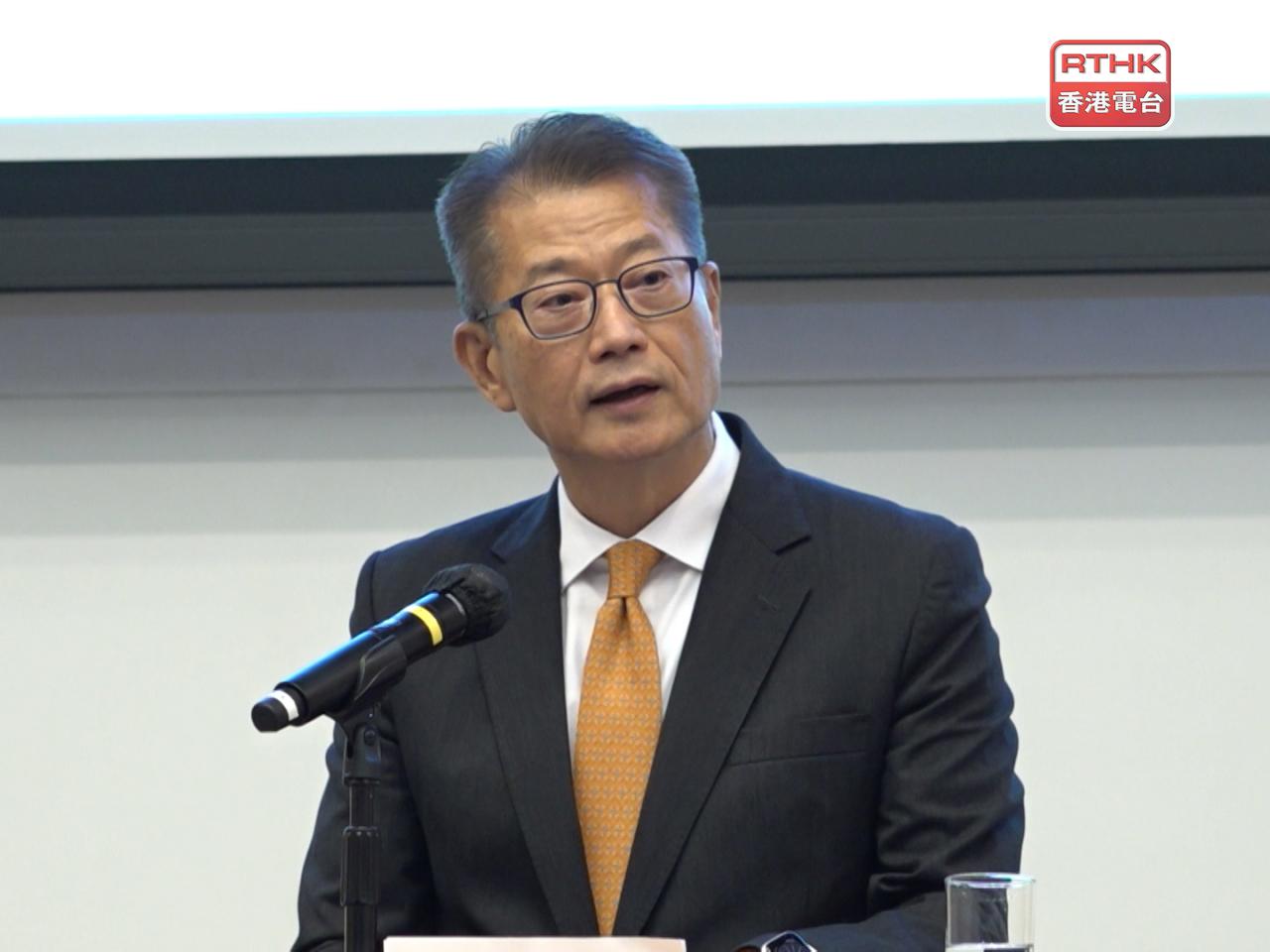 陳茂波下午啓程前往北京，出席未來幾日在北京舉行的多場會議及活動。（港台圖片）