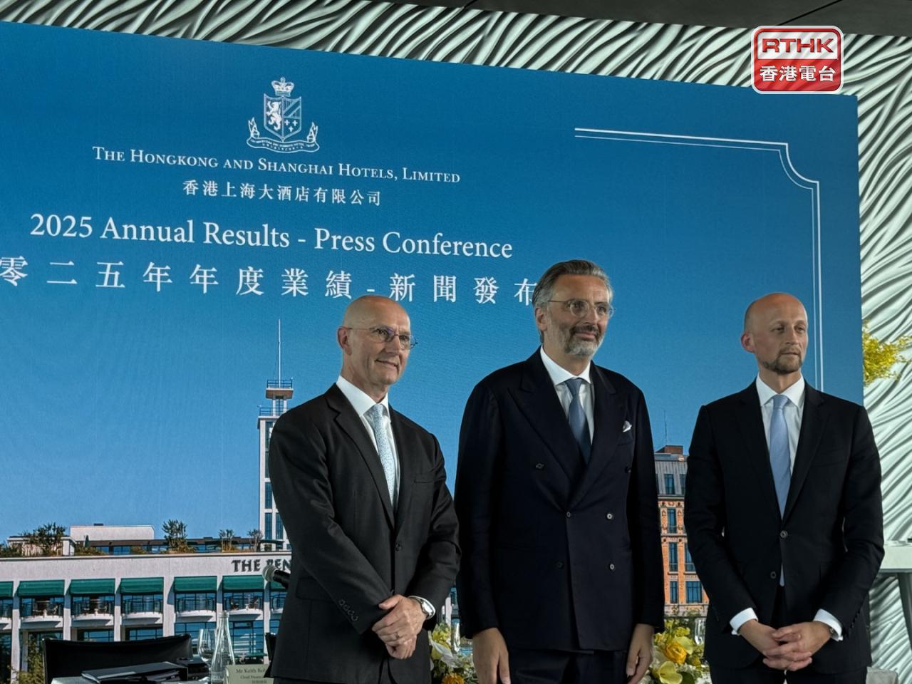 胡偉成（中）稱大酒店持有不少本地資產，減輕中東地緣政治局勢緊張對盈利的影響。（任浩鋒攝）