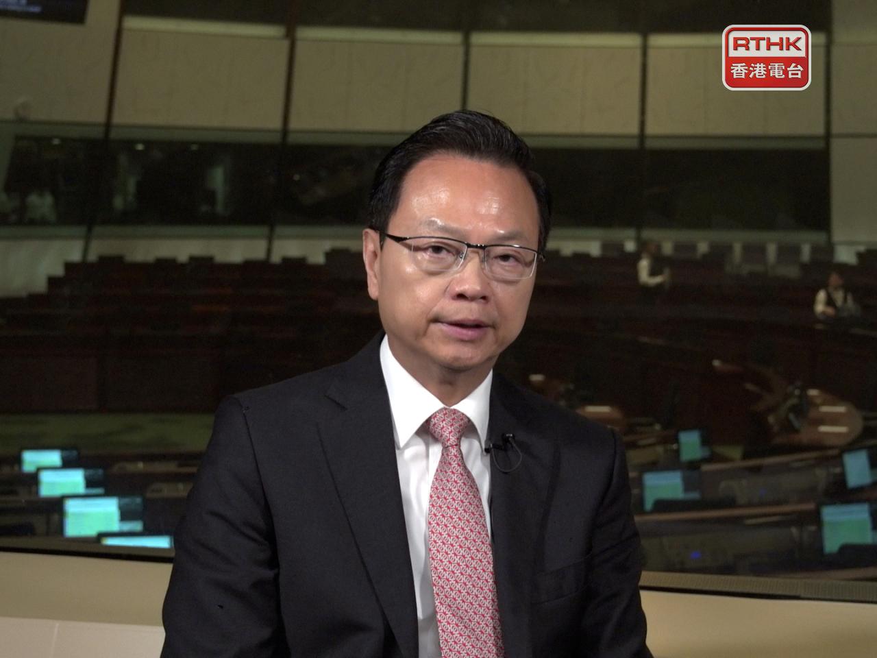 陳紹雄日前在澳洲因急病入院治療，經當地醫療團隊照顧，身體逐漸康復，情況理想，已於今天回港。（港台圖片）