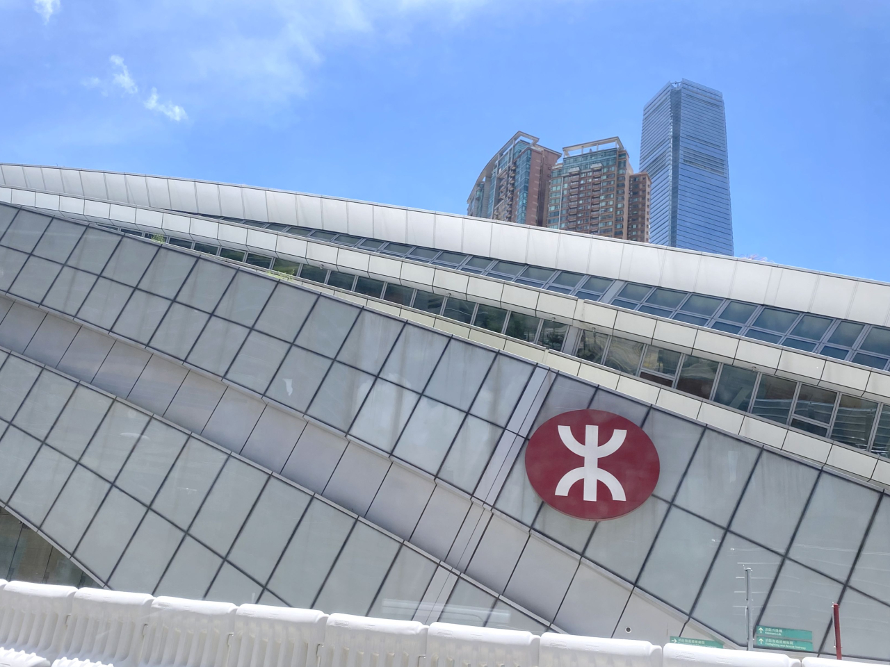 港鐵邀請發展商及財團提交錦上路站第二期物業發展項目標書，下月15日截標。（港台圖片）