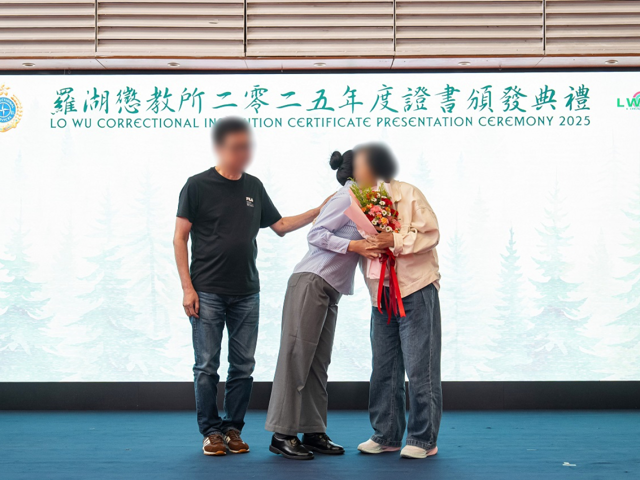 羅湖懲教所舉行證書頒發典禮，頒發學業證書予在囚人士，以肯定她們在學業上努力進修的成果。（政府新聞處）