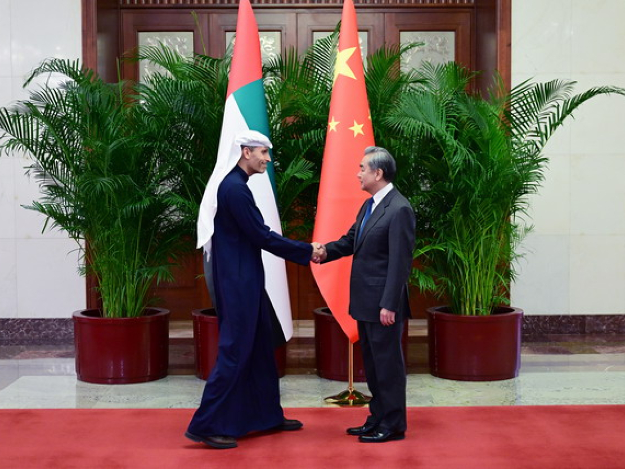 王毅在北京同阿聯酋總統中國事務特使哈勒敦會談。（外交部）