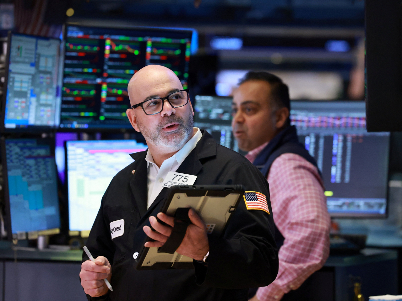 歐美股市偏軟，美股3大指數較早時跌約0.7%至近1%，美元指數靠穩，現貨金跌穿4900美元關口。（路透社）