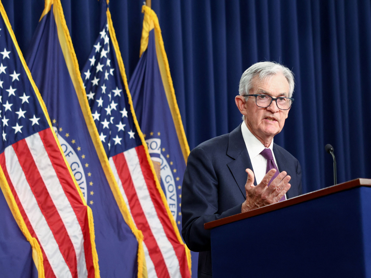 鮑威爾表示，點陣圖的利率路徑預測中位數維持不變，但有更多委員轉為預期較少減息次數。（路透社）