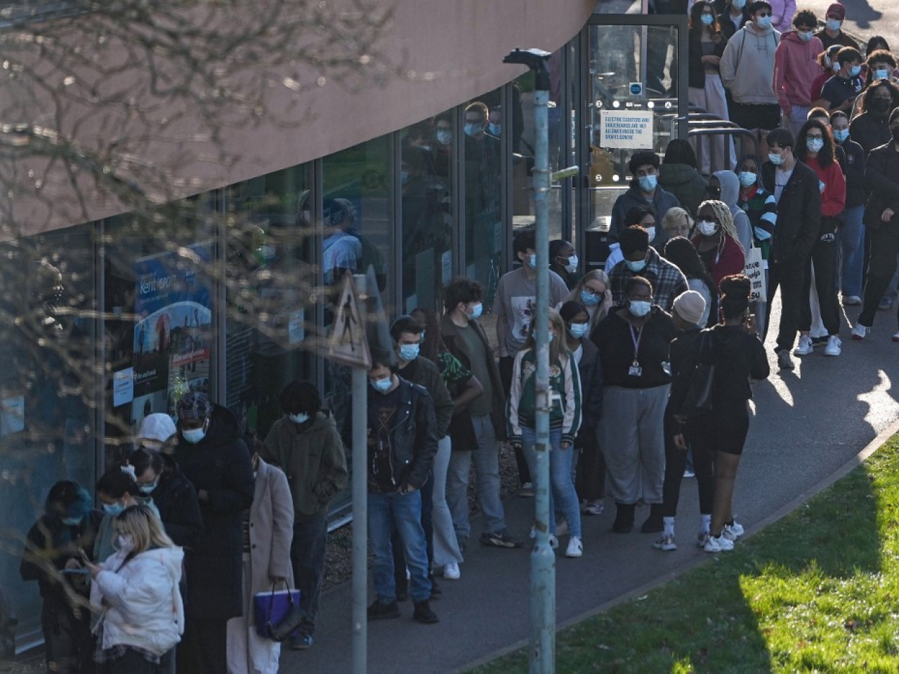 數百名學生在肯特大學排隊接種疫苗。（法新社）