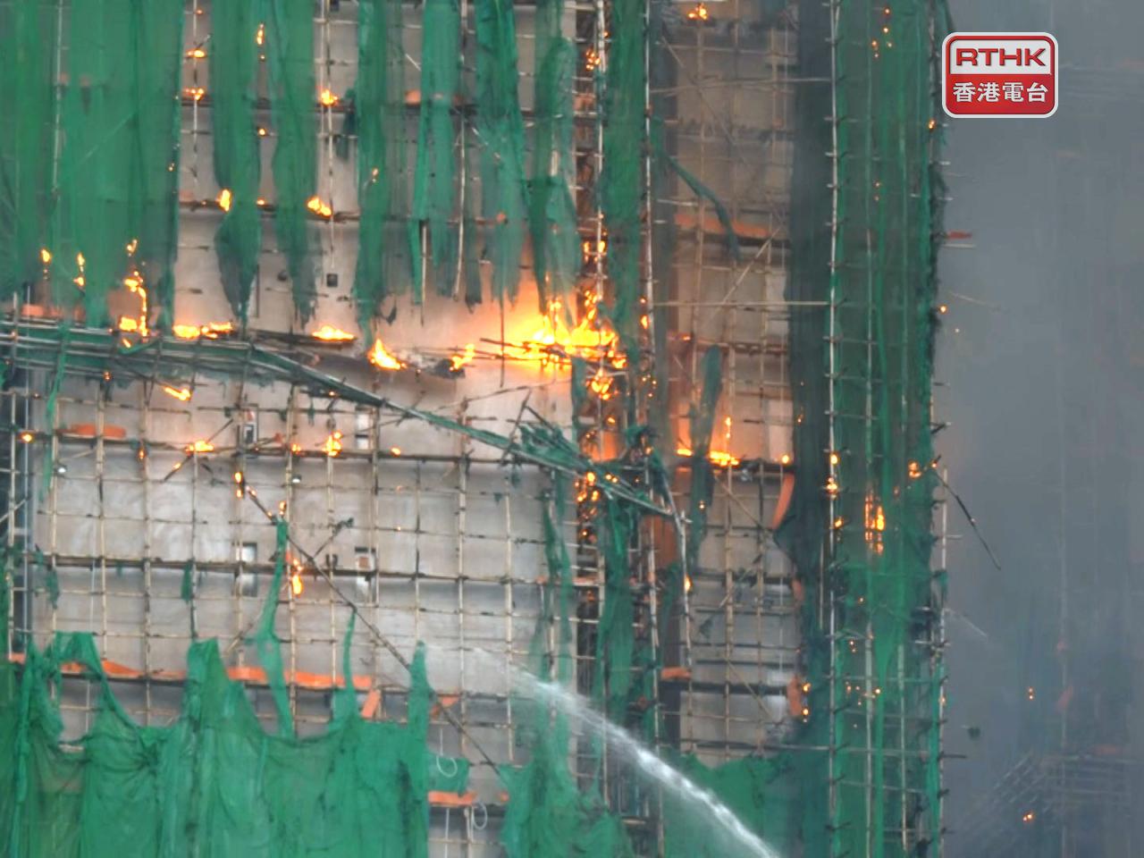 杜淦堃指出，事發時大廈樓梯間的窗戶被拆除，被改裝成俗稱「生口」的可燃木製窗口，令濃煙及火勢能進入逃生通道，並迅速蔓延。（港台圖片）