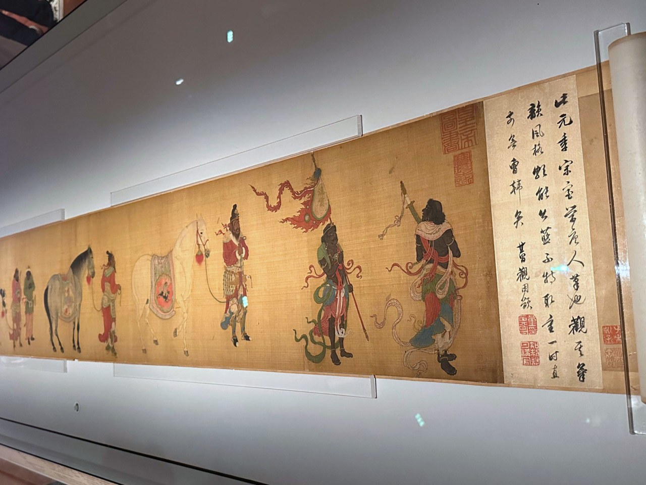 「國寶」之一的元代九峰道人作品《三駿圖》，只是展示一個月，之後須入庫休眠以作保護。（仇志榮攝）
