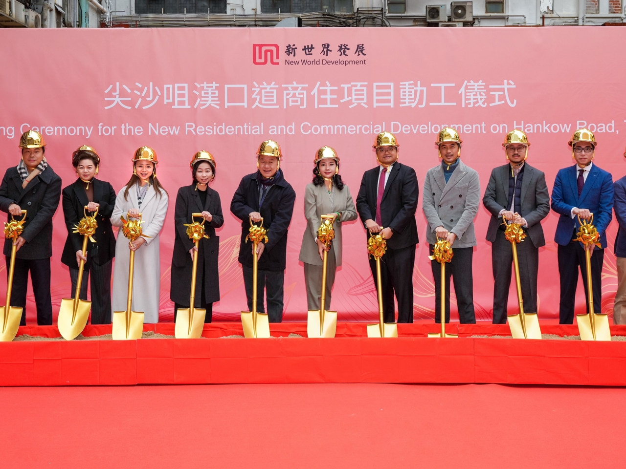 黃少媚（右6）表示，項目動工標誌集團釋放市區核心地段潛力邁出重要一步。（公司圖片）