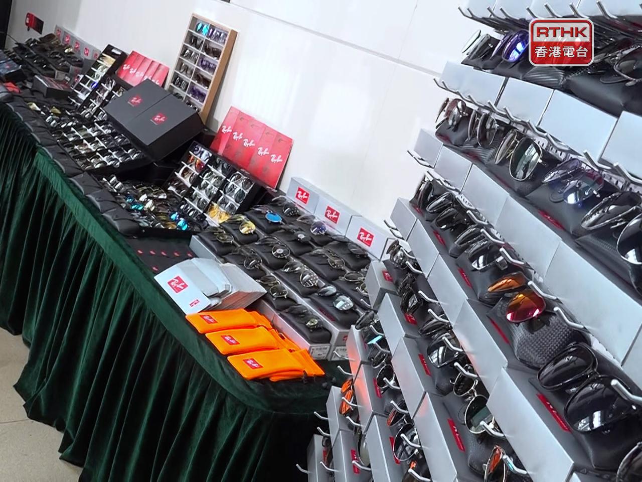 海關檢獲約2500件懷疑冒牌太陽眼鏡及眼鏡，估計市值約220萬元。（郭志強攝）