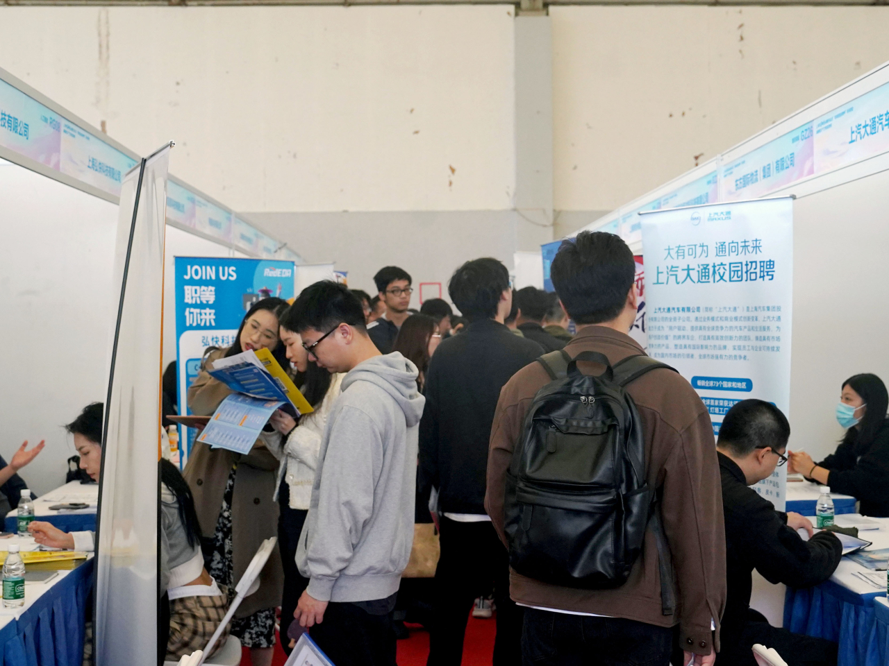 國家統計局數據顯示，內地2月全國城鎮不包含在校生的16至24歲勞動力失業率跌至16.1%，創去年6月以來最低。（新華社資料圖片）