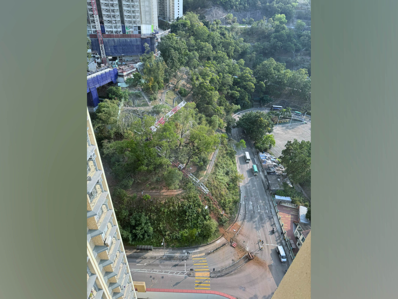 網上圖片所見，一個天秤懷疑倒冧，壓在地盤及山坡。（網上圖片）