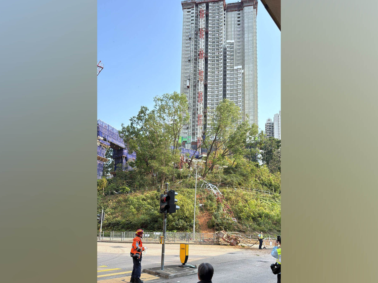 網上圖片所見，一個天秤懷疑倒冧，壓在地盤及山坡，消防員到場架起雲梯視察情況。（網上圖片）