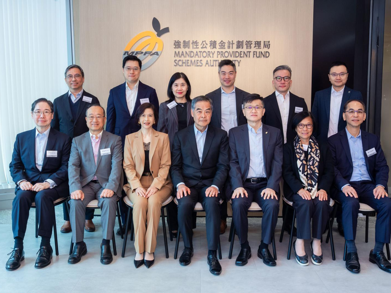 積金局舉辦「兩會」講座，由梁振英（前排中）分享今年「兩會」會議及國家「十五五」規劃的重要內容。（積金局提供）