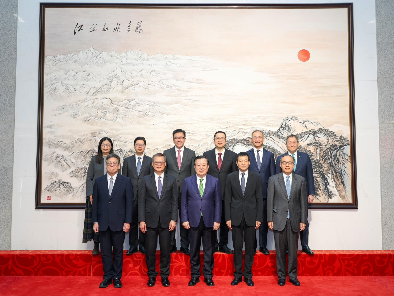 夏寶龍（前排中）和徐啟方（前排右二）與陳茂波（前排左二）等人合照。（政府新聞處）