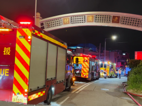 荃灣老圍附近鐵皮屋火警升為三級　多人疏散