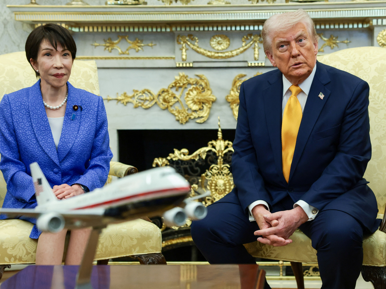 特朗普在白宮橢圓形辦公室，會晤到訪的日本首相高市早苗時表示，訪華行程已經重新安排。（路透社）