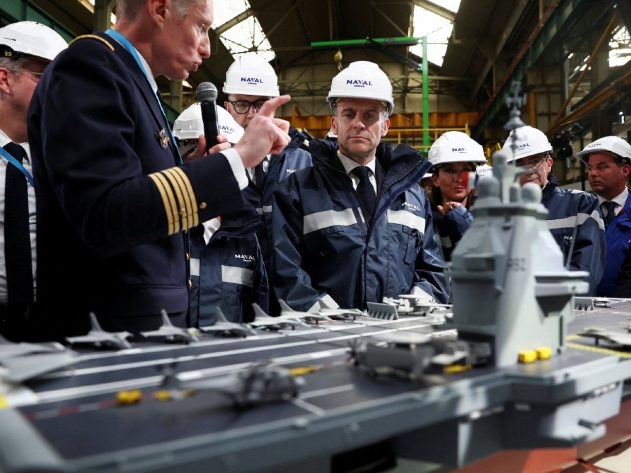 馬克龍聽取新一代航母解說。（法新社）