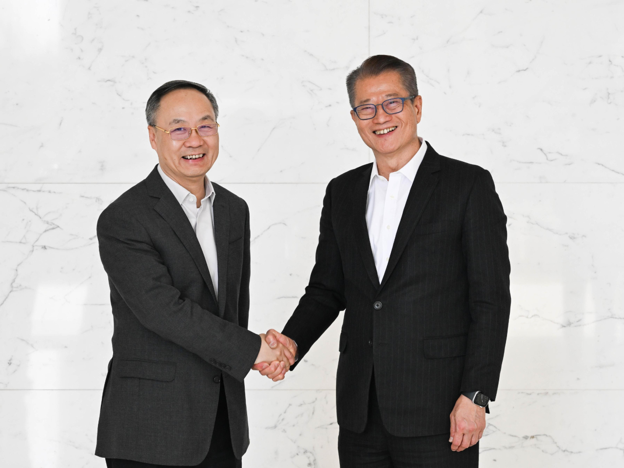 陳茂波（右）與李雲澤（左）會面。（政府新聞處）