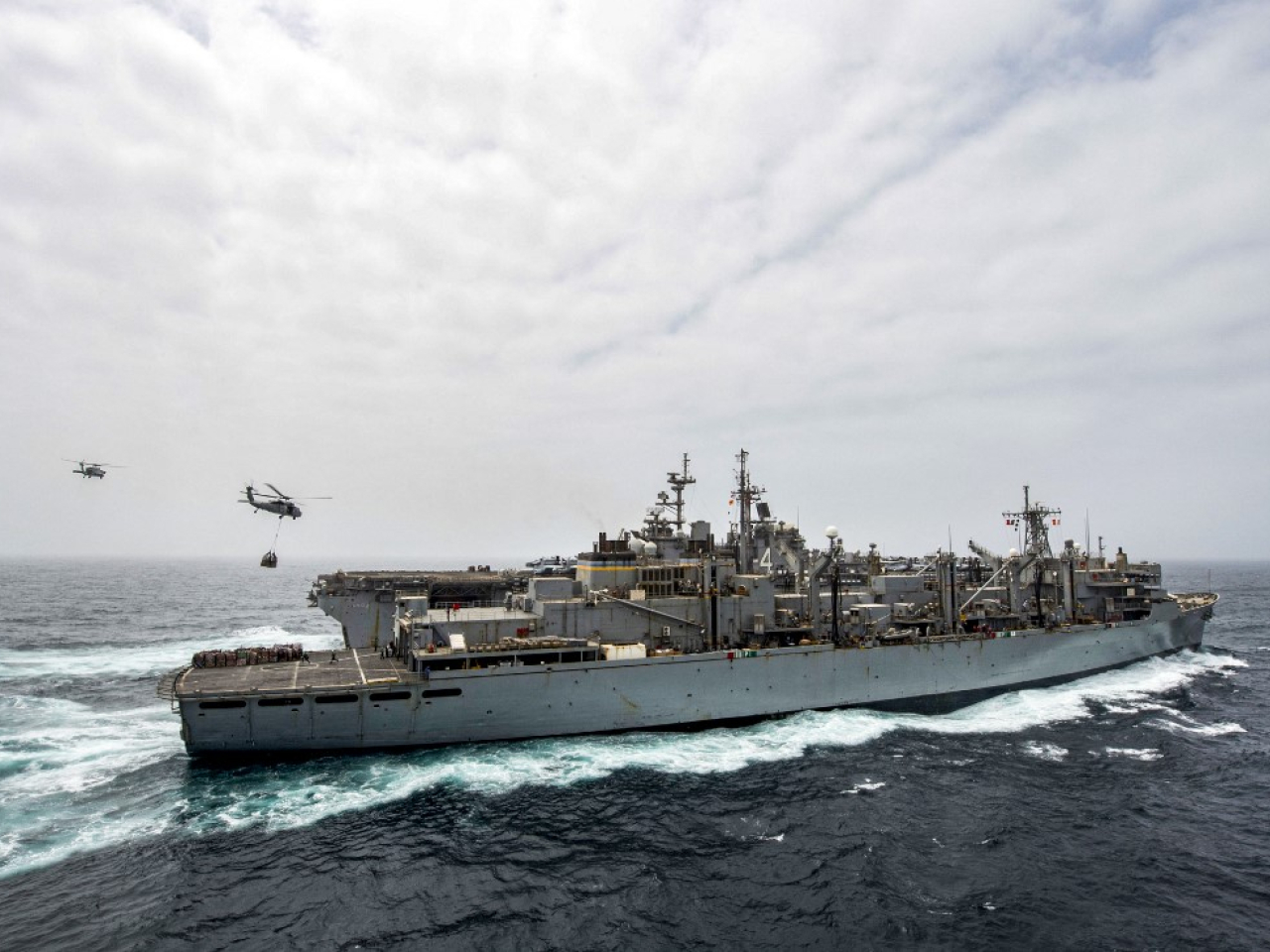 官員說，搭載海軍陸戰隊遠征隊的拳師號兩棲攻擊艦，較原定計劃提前約三星期，從美國西海岸出發。（法新社資料圖片）