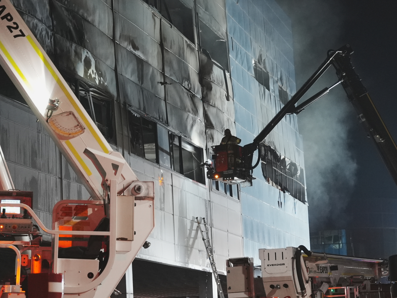 大田市一間汽車零部件製造工廠發生火災，救援人員開展救援工作。（新華社）