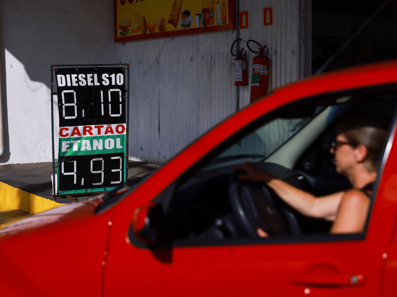 中東緊張局勢進一步升級，刺激油價持續急升，布蘭特期油本周升約9%，連升5星期。（路透社）