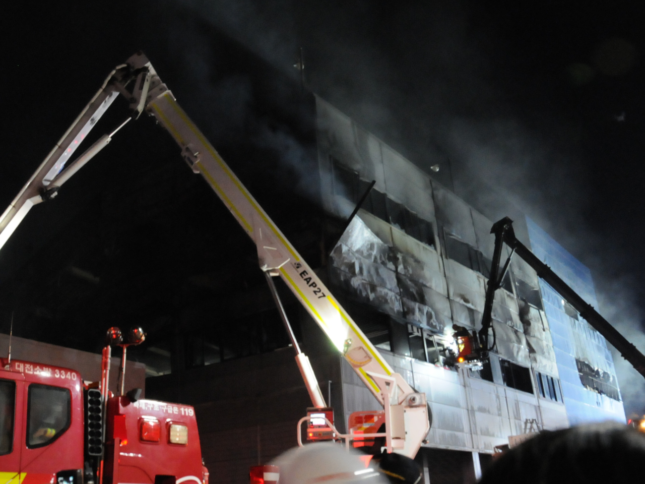 大田市一間汽車零部件製造工廠發生火災，救援人員開展救援工作。（新華社）