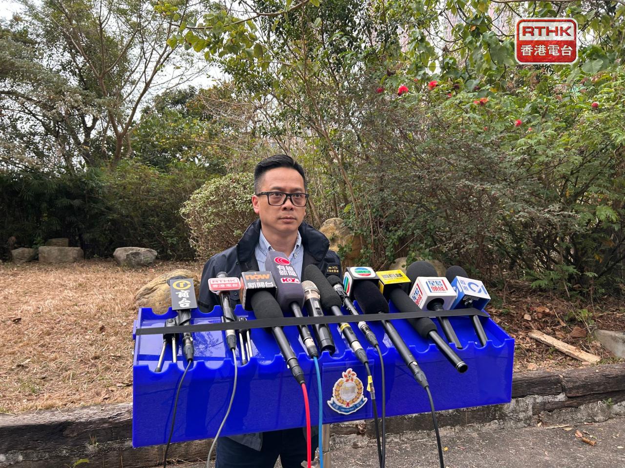 新界南總區高級警司姚永勤表示，男子手持20吋長、有鋸齒的刀，以及一枝約1米長的鐵枝衝向警員，警員口頭警告不果，再噴胡椒噴霧都無效後開槍。（林漢山攝）