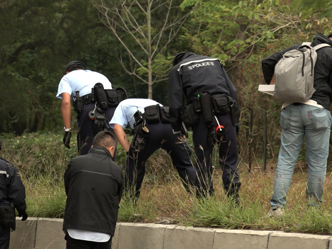 警方派員搜尋彈頭（陳裕行攝）