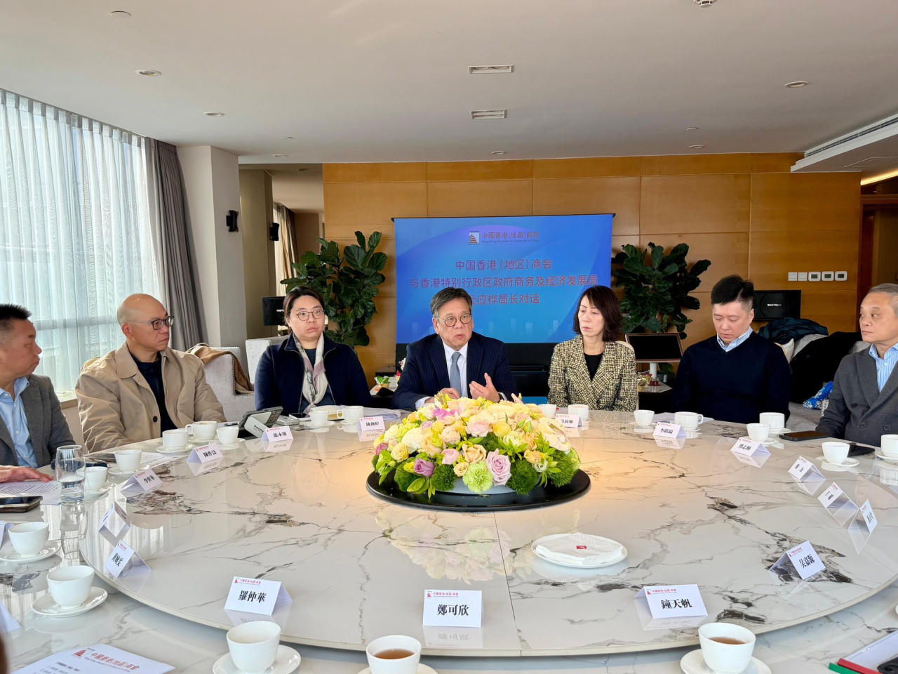 丘應樺與中國香港（地區）商會會長楊莉珊及10多名會員會面。（商經局社交專頁）