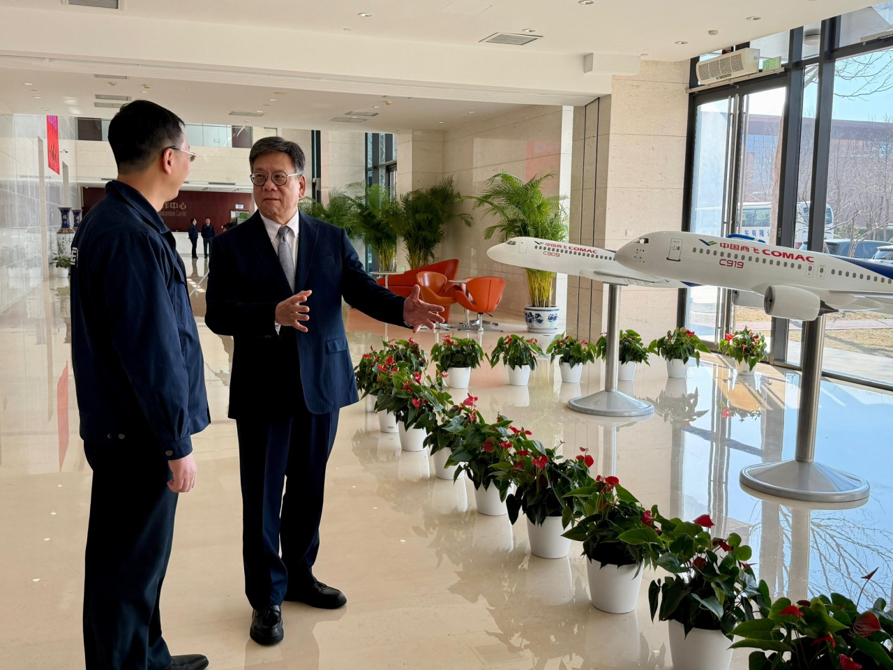 丘應樺到訪中國商飛北京民用飛機技術研究中心。（商經局社交專頁）