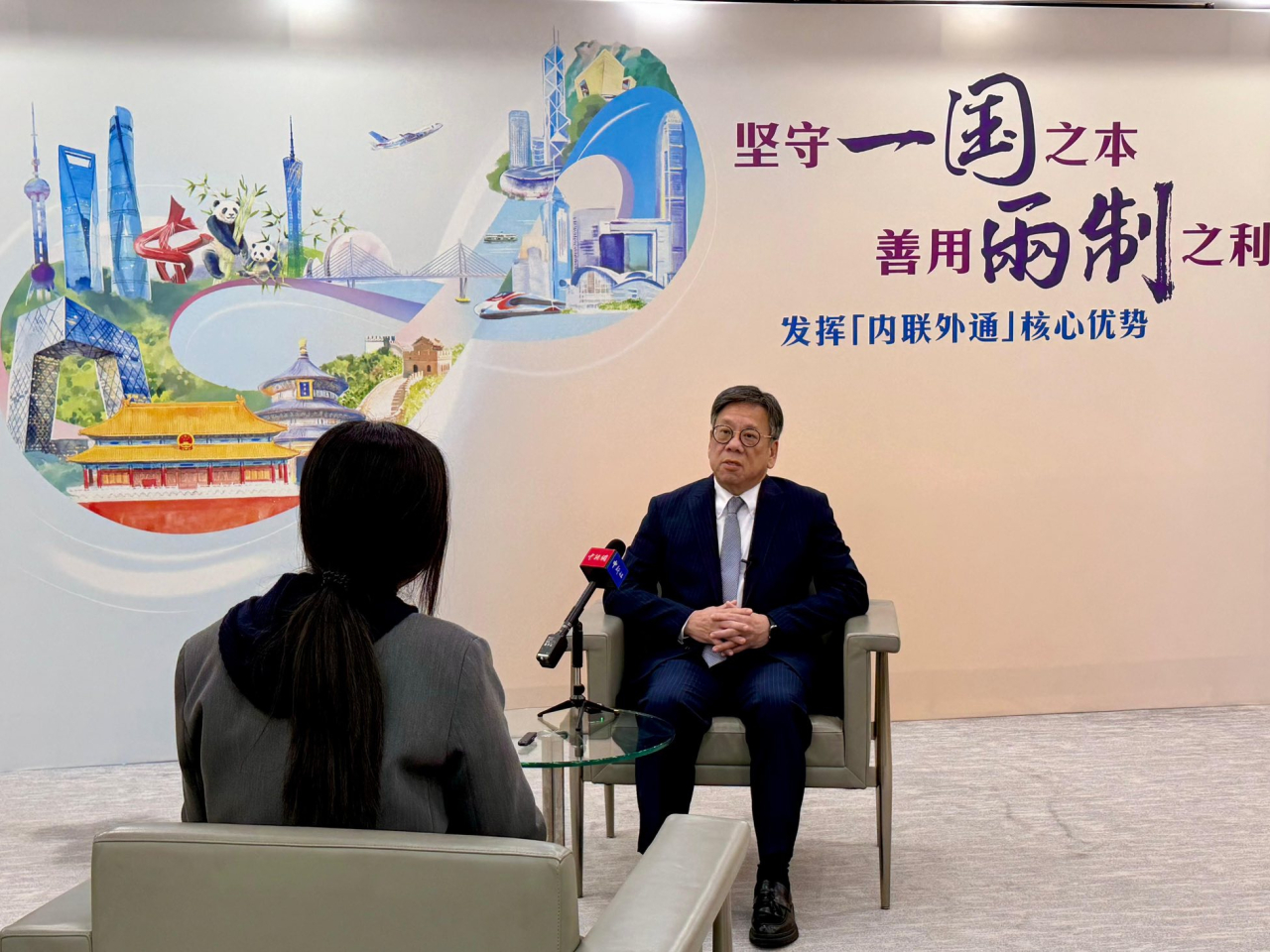 丘應樺接受內地媒體訪問，談及特區政府在經貿領域積極對接國家「十五五」規劃所作的部署和重點工作。（商經局社交專頁）