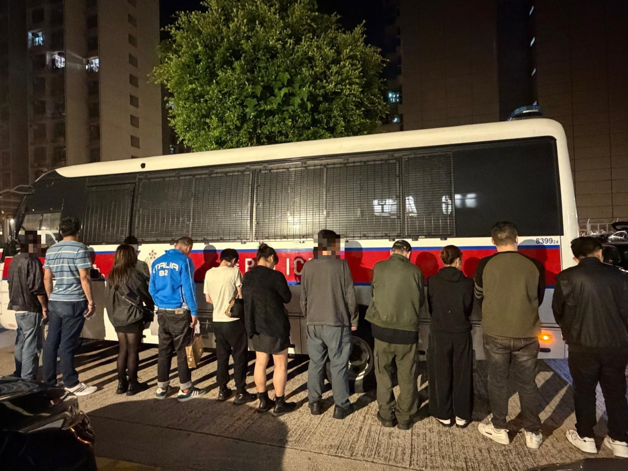 被捕人士包括129名男子及74名女子。（警方提供）