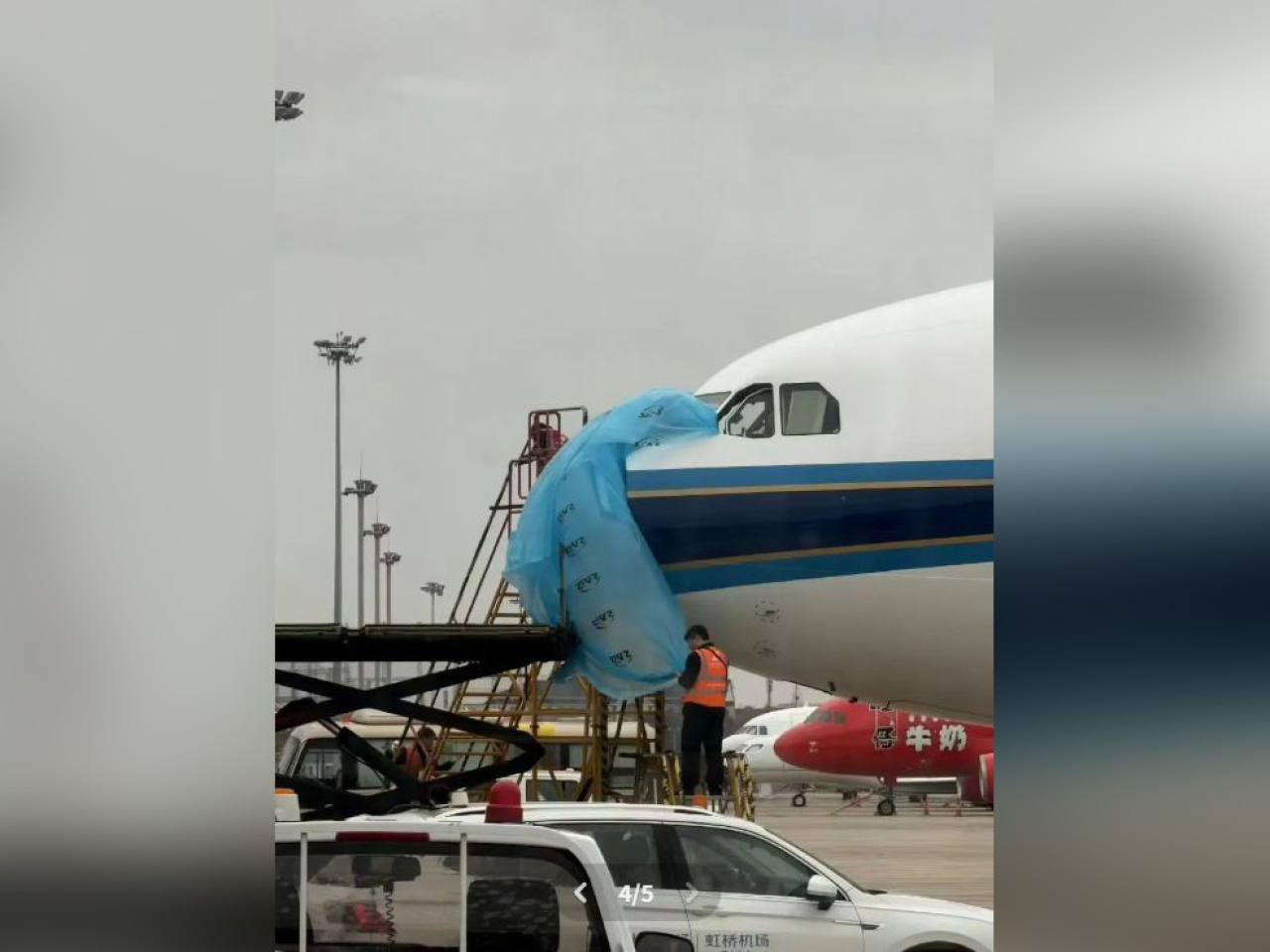 從乘客拍攝的照片可見，事發後機頭部分被遮蓋。（網上圖片）