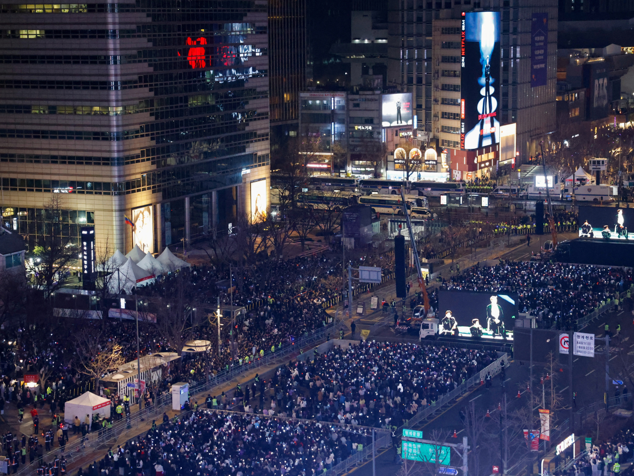 首爾市政府統計，在演唱會開始時，光化門一帶聚集了4萬至4萬2000人。(路透社)